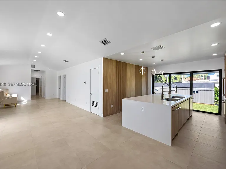 1141 Hollywood Blvd — Photo 3