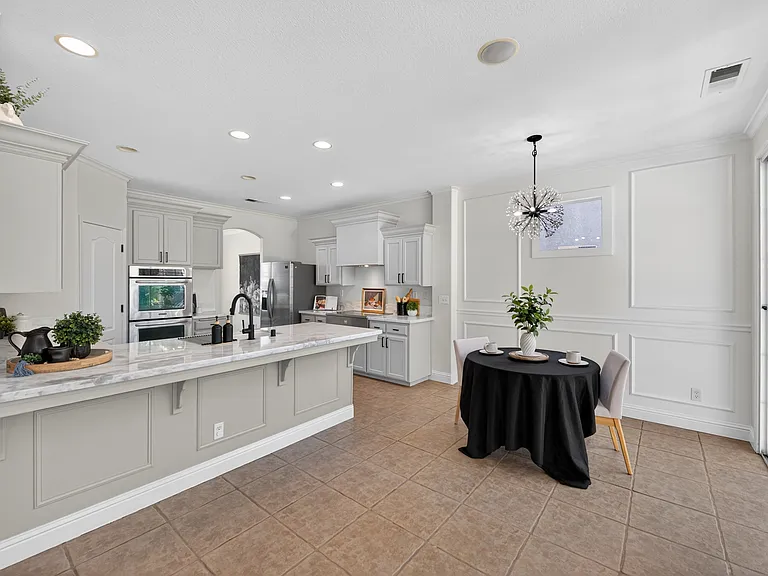 1736 N Holly Ave — Photo 8