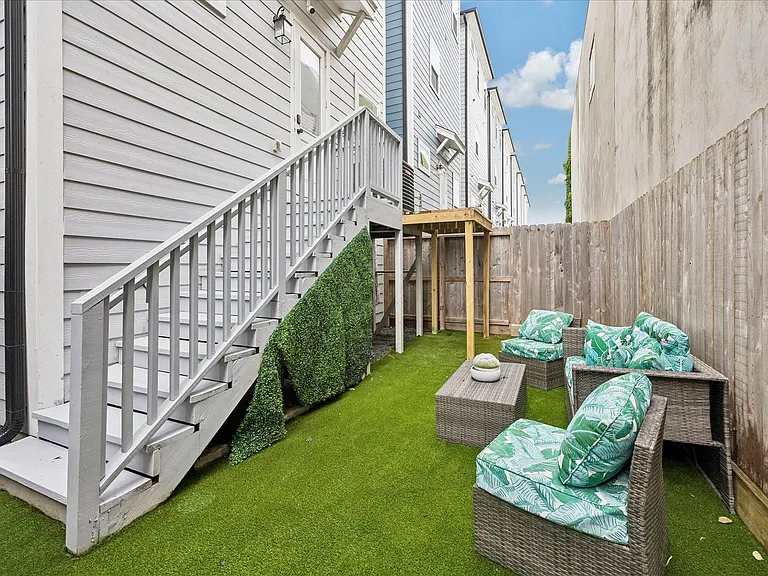 1232 W 21st St — Photo 27