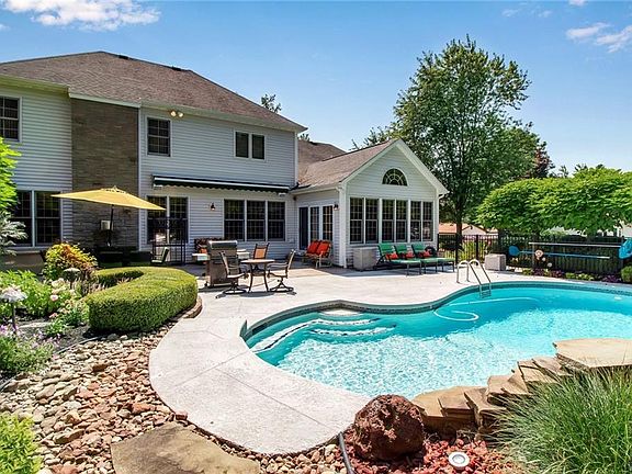 3rd image of 47 Edgewater Dr