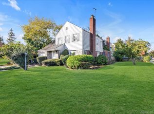 95 Dogwood Ave, Malverne, NY 11565