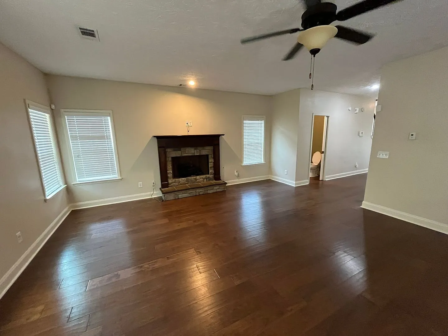 Beautiful 4 Bedroom 2.5 Bath — Photo 3
