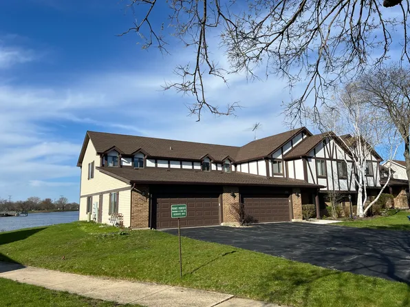 370 Springlake Ln APT B, Aurora, IL 60504