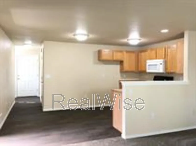 3 bed, 2.5 bath, 1276 sqft, $1,850 — Photo 3