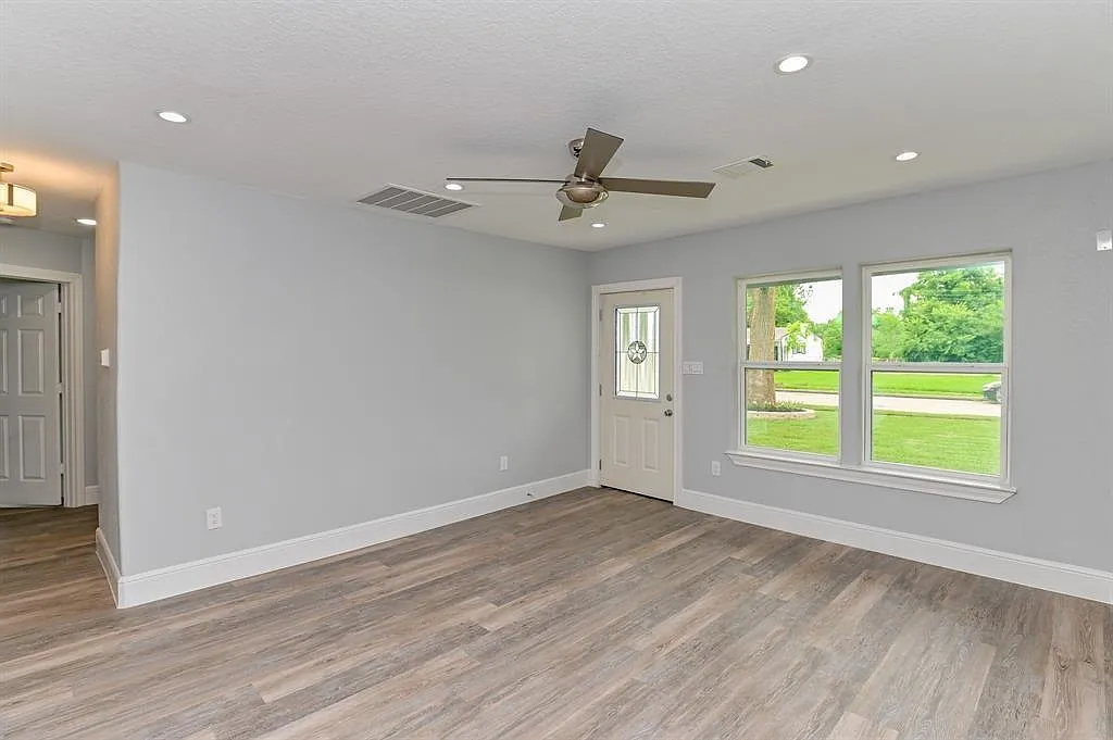 3 bed, 2.0 bath, 1100 sqft, $1,990 — Photo 2