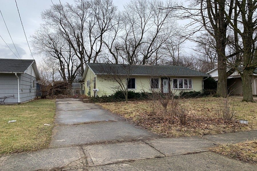 2nd image of 820 Central Dr