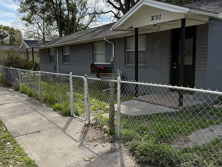 3020 Barnett St — Photo 1