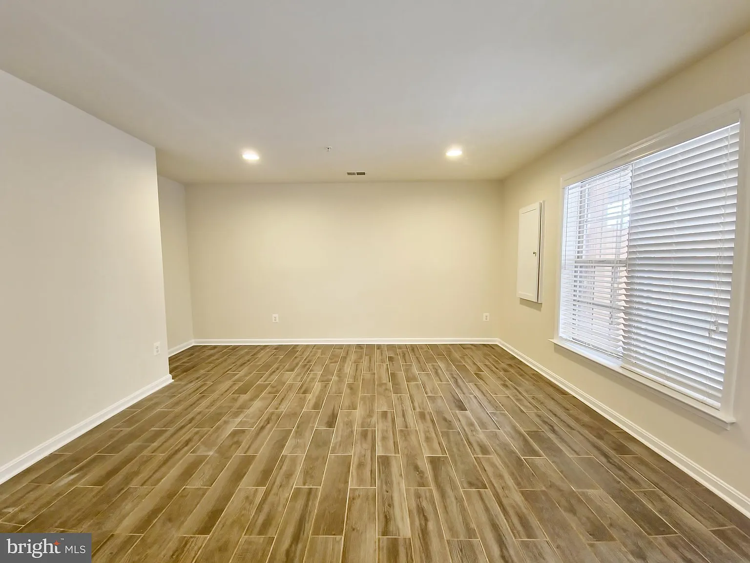 3 bed, 4.0 bath, 2196 sqft, $2,799 — Photo 2