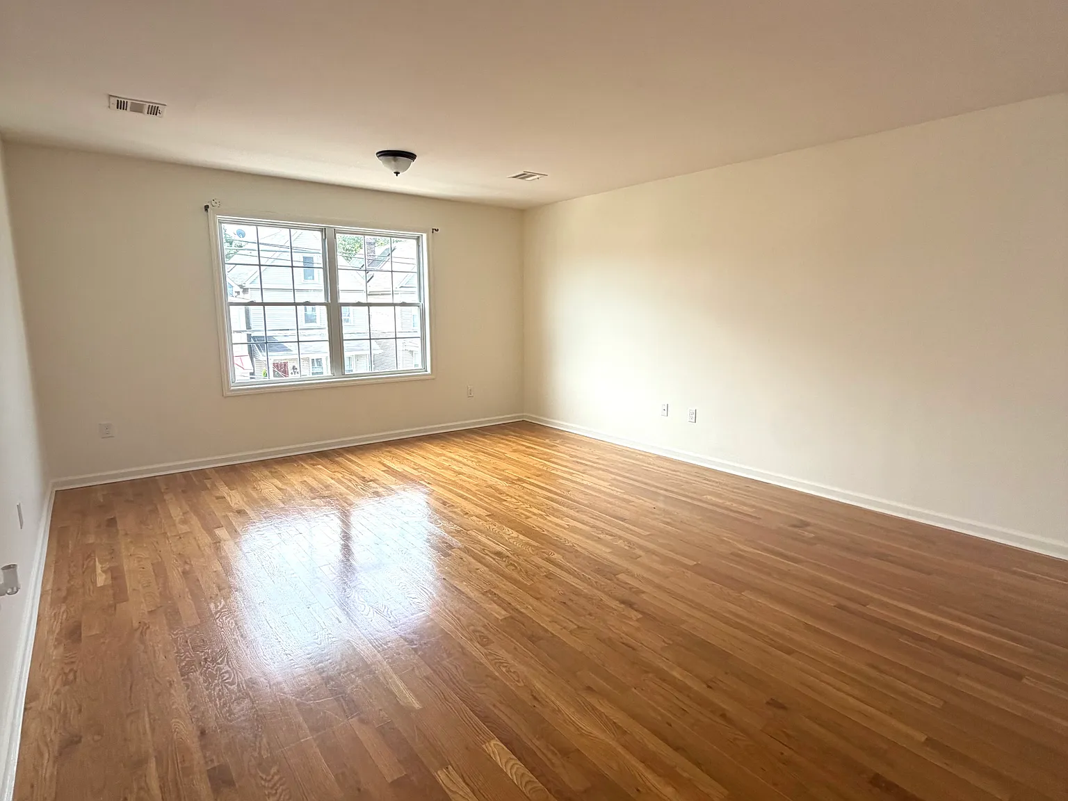 3 bed, $2,700 — Photo 2