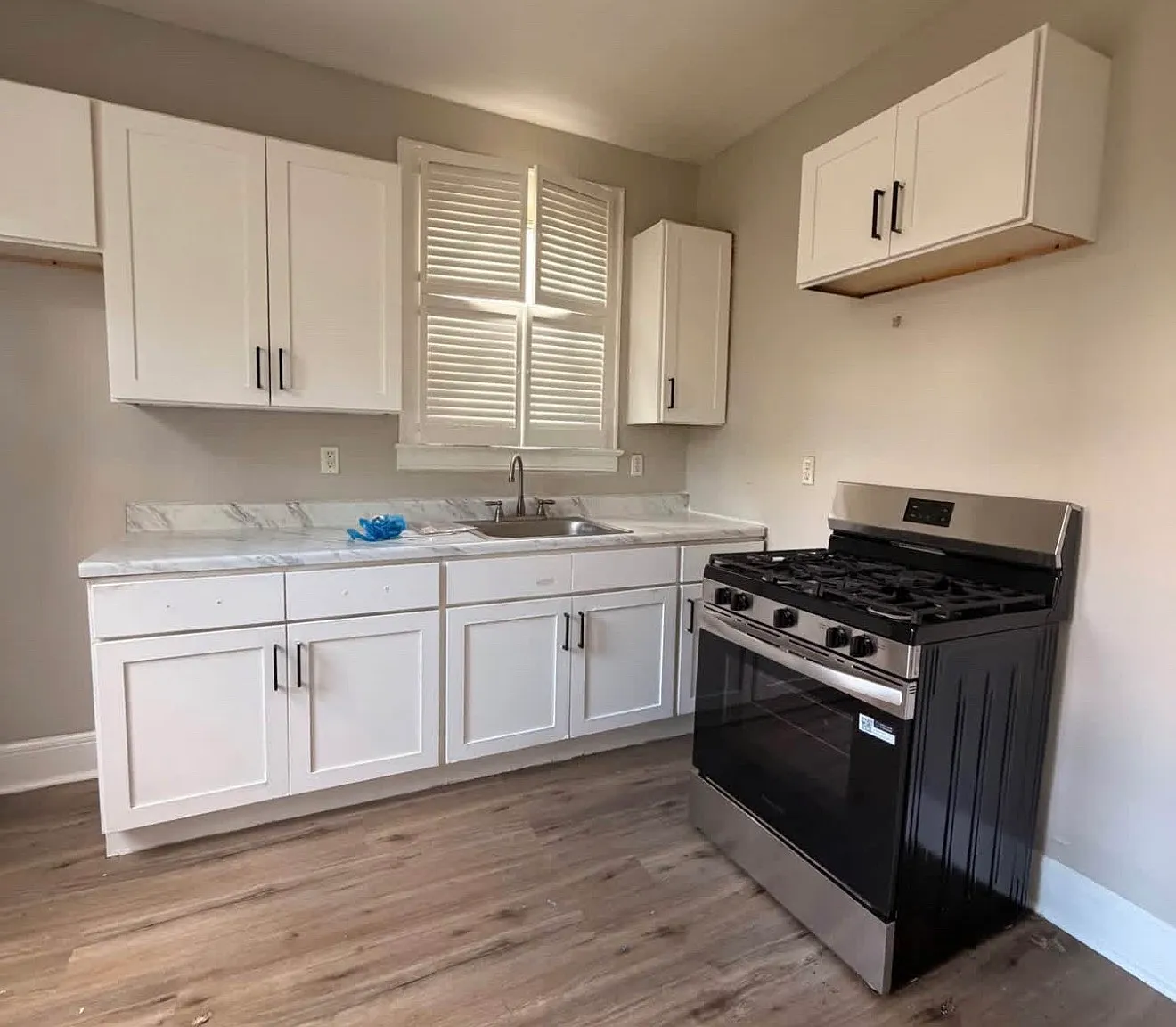 4 bed, $2,400 — Photo 1