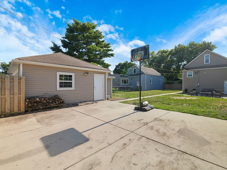 1513 Clinton Ave — Photo 30