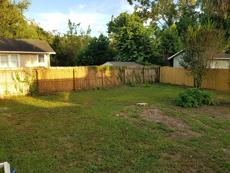 208 W Giddens Ave — Photo 20