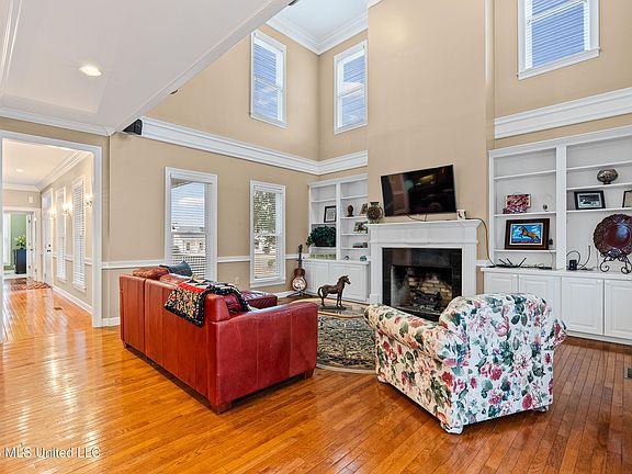 3rd image of 11 Oak Knoll Dr