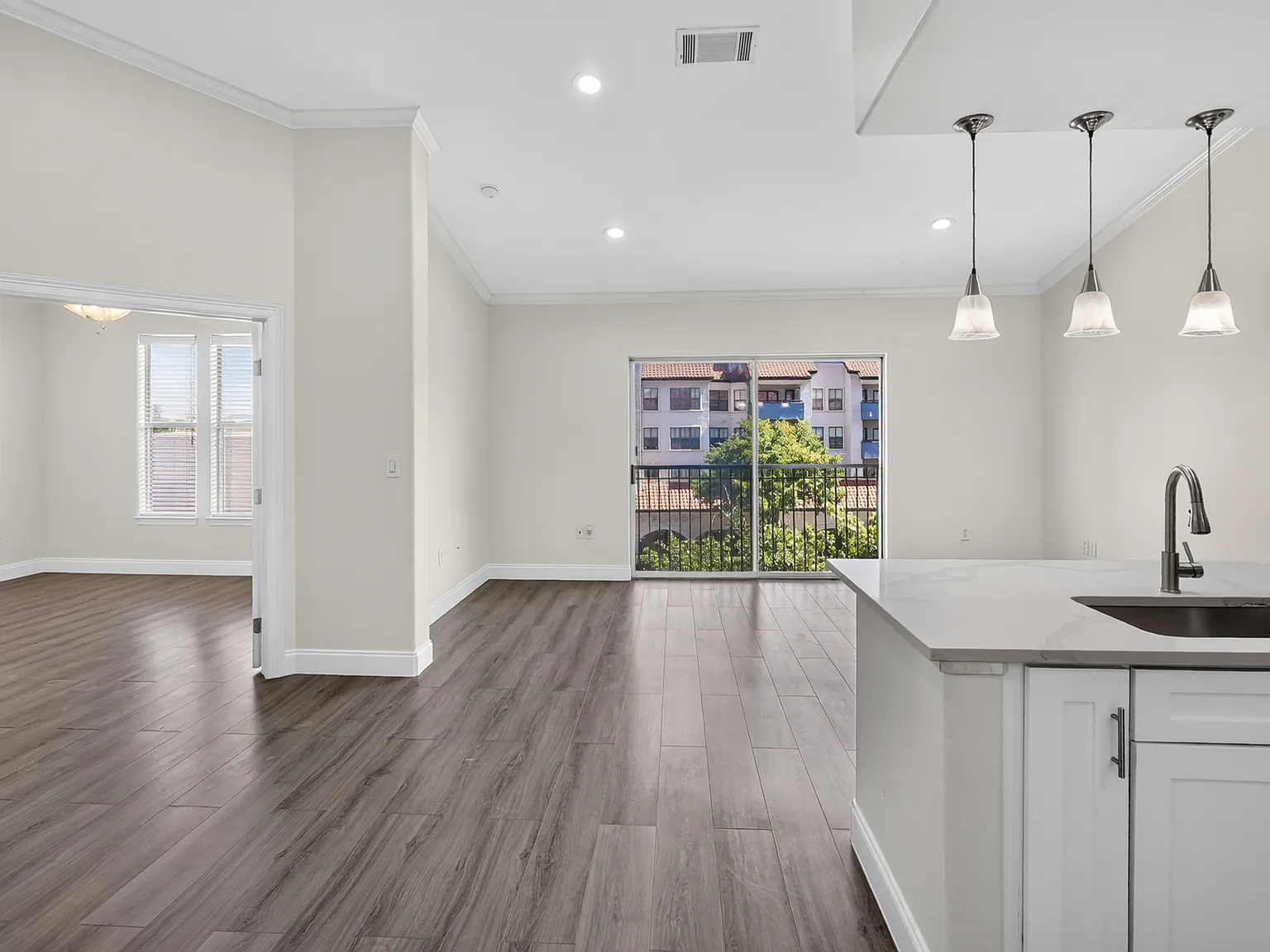2 bed, 1092 sqft, $2,400 — Photo 1