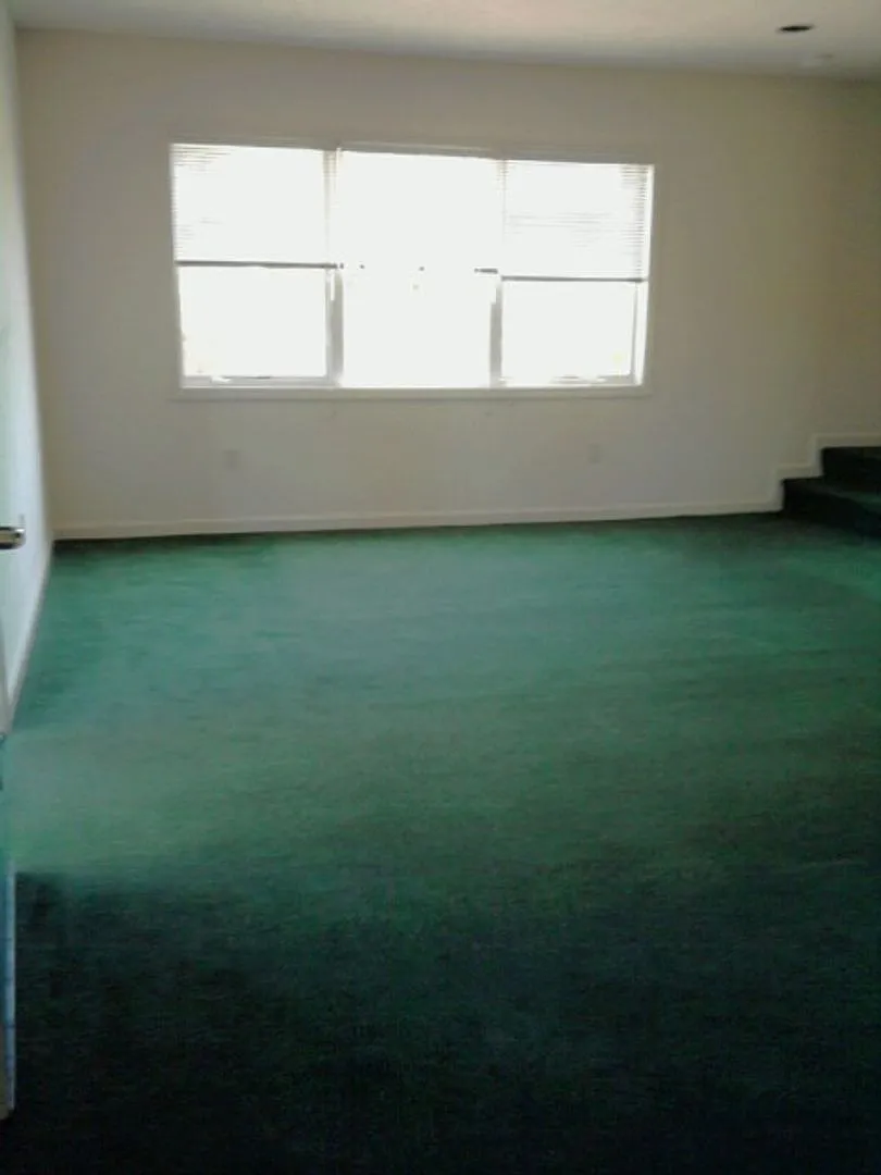 What's Special Comfortable Shared Space Bright Open-Concept Layout Dining Area Spacious Townhouse... — Photo 3
