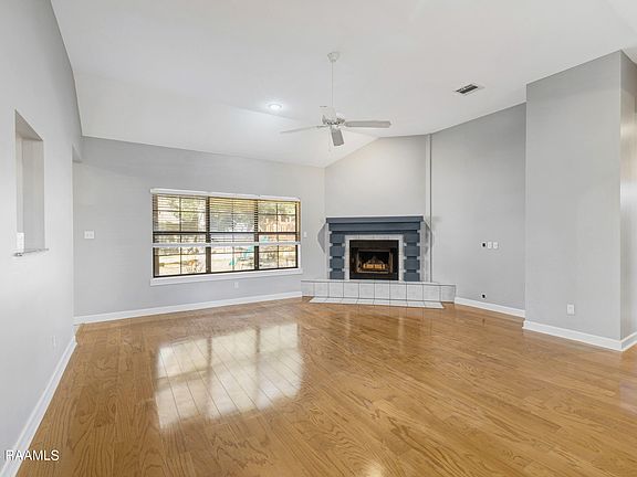 5th image of 300 Woodoak Cir