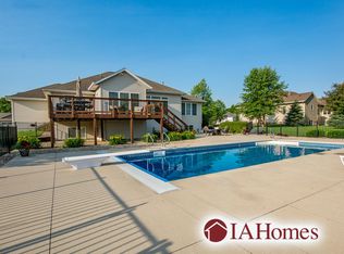 930 Oak Park Ct, Robins, IA 52328