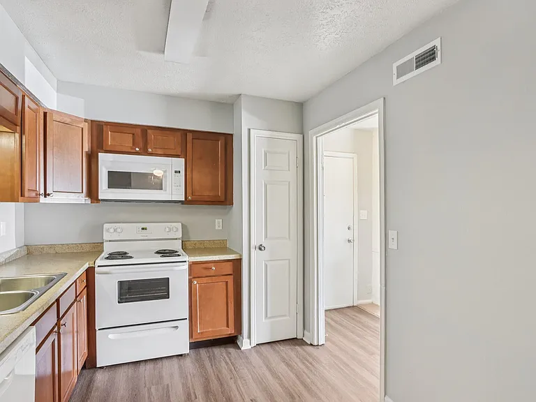 Castleton Manor Apartments — Photo 12
