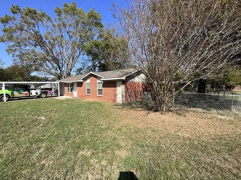 405 E Pine St — Photo 3