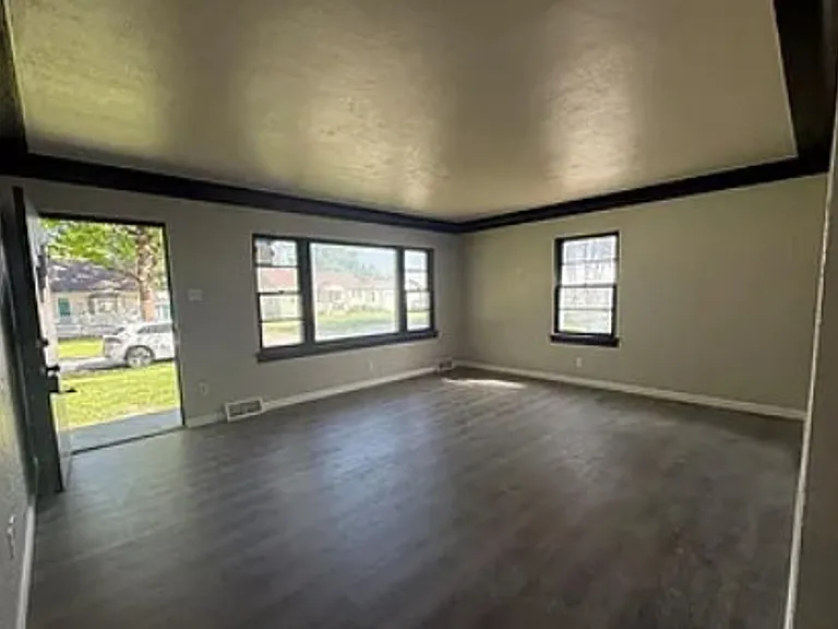 804 Preston Ln — Photo 3