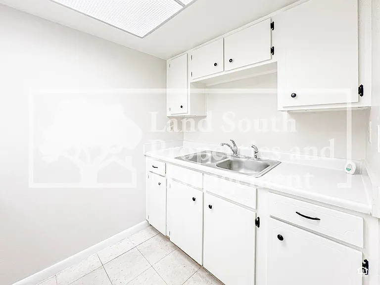 725 E Lime St #D — Photo 8