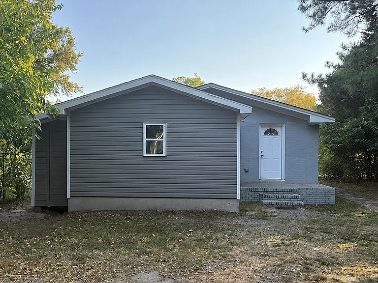 631 Vance St E — Photo 15