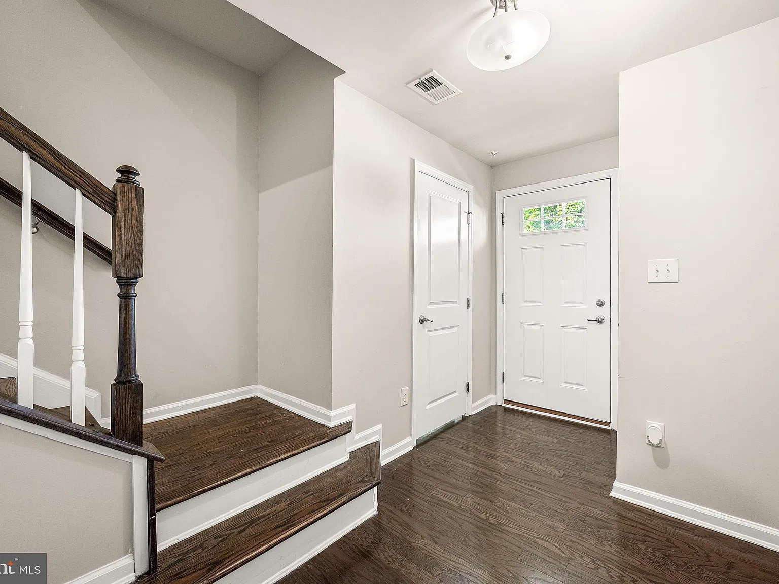 3 bed, 2.5 bath, 1890 sqft, $3,200 — Photo 4