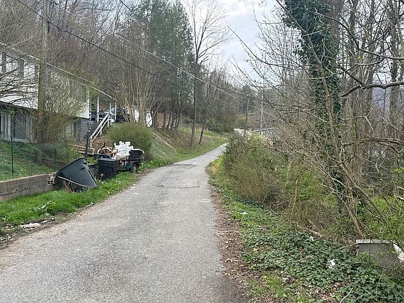 4th image of 1 Evergreen Rd