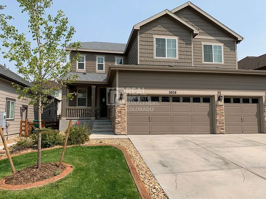 Spacious Home with Finished Basement in Aurora 5028 S Versailles Pkwy — Photo 3