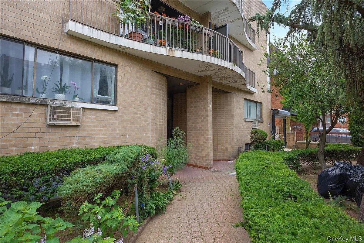 Building Photo - 14726 Roosevelt Ave #L1