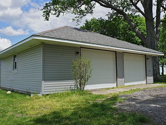4th image of 886 E County Road 300 S