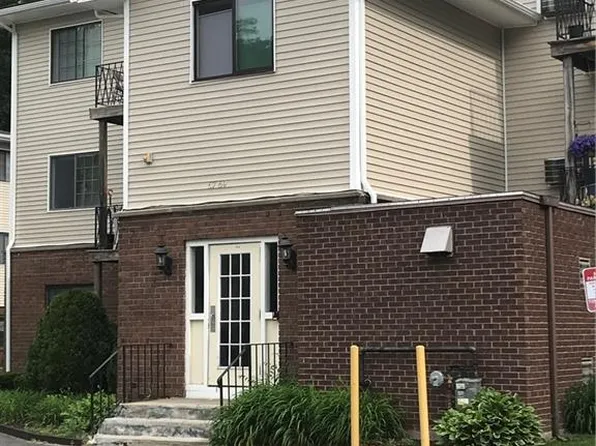 79 Ivan St APT 60, North Providence, RI 02904
