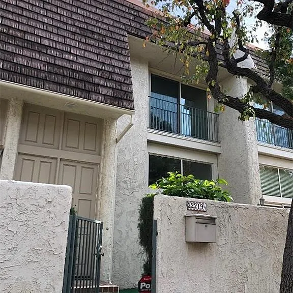22219 1/2 Erwin St #22219 — Photo 2