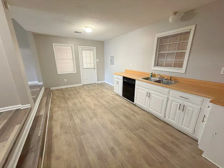 445 W Brooks Rd — Photo 3