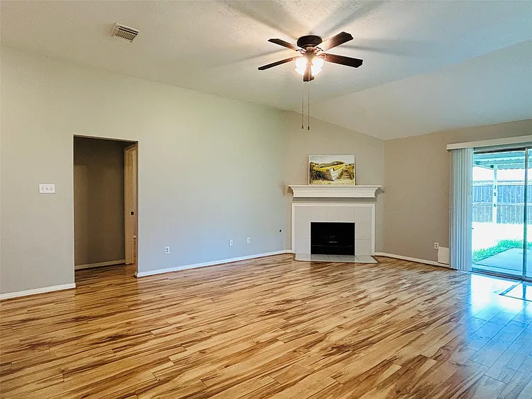 1404 Helmsley Dr — Photo 14