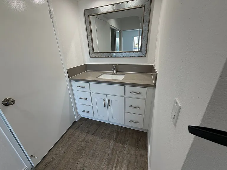 Midvale Los Angeles Apartments LLC — Photo 20