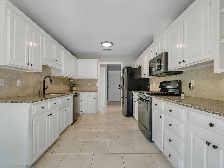 4916 Heathe Dr — Photo 7