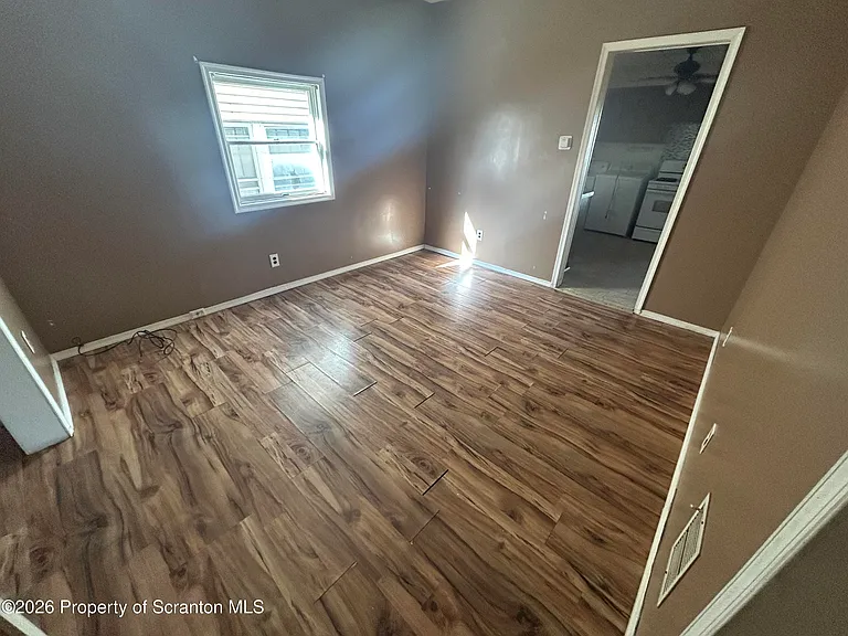 945 Woodlawn St — Photo 3