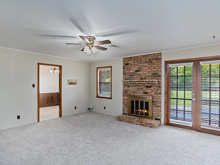 1554 Westbury Dr — Photo 8