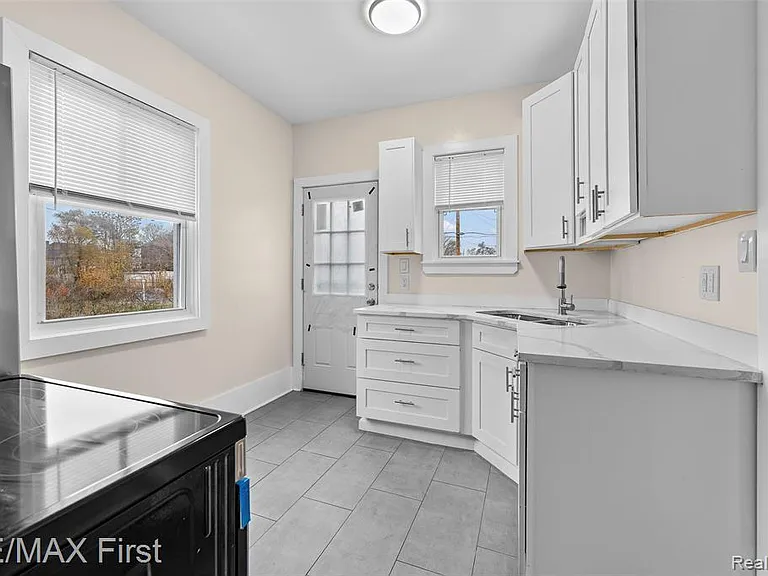 556 Leicester Ct — Photo 11