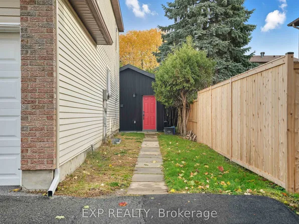 51 Raftus Sq #A, Ottawa, ON K2J 2K9