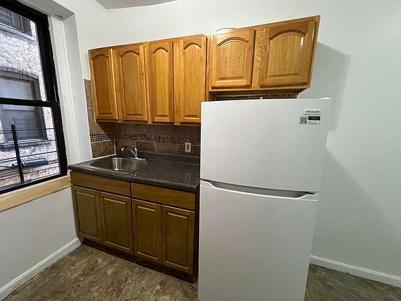 5th image of 3304 Holland Ave #L