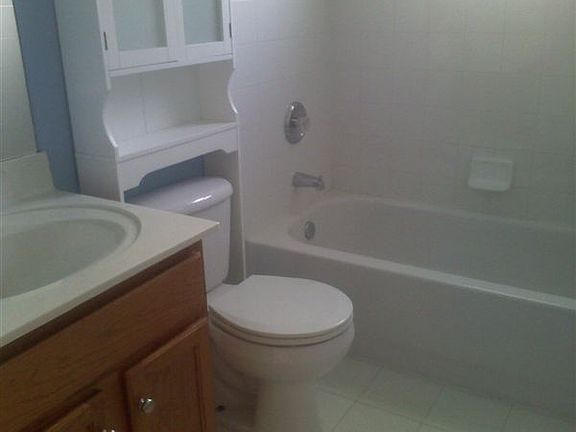 91 pine forest - hall bath