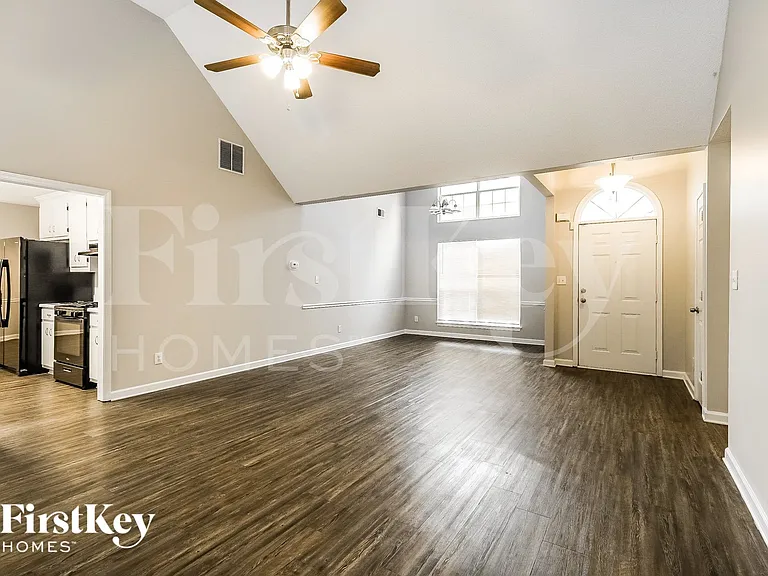 120 Kent Dr — Photo 3
