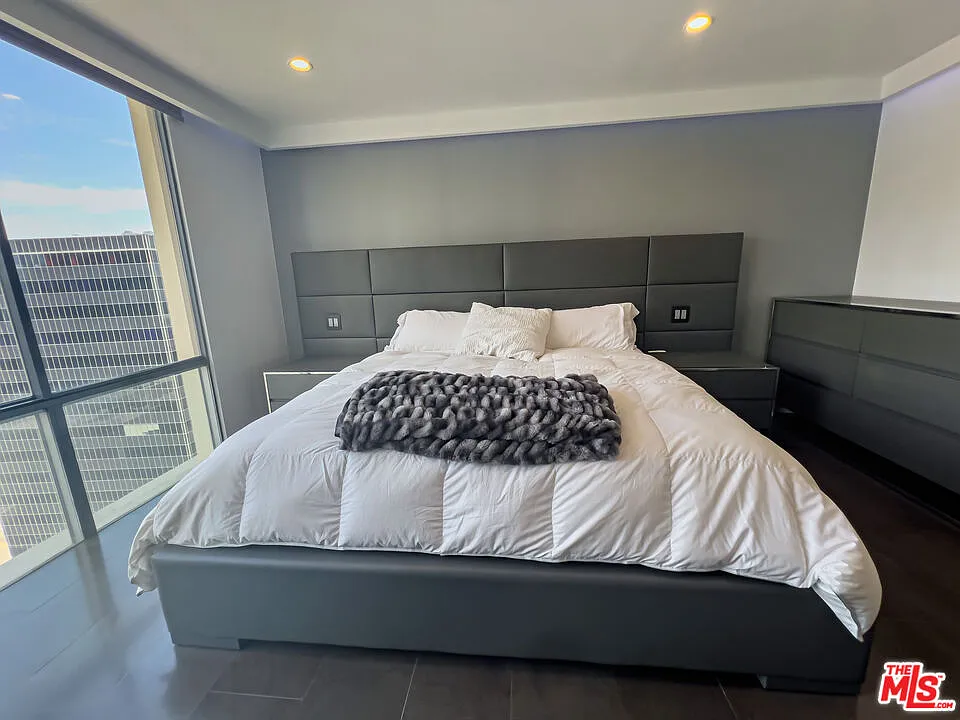 2 bed, 2.0 bath, 1372 sqft, $10,000 — Photo 3
