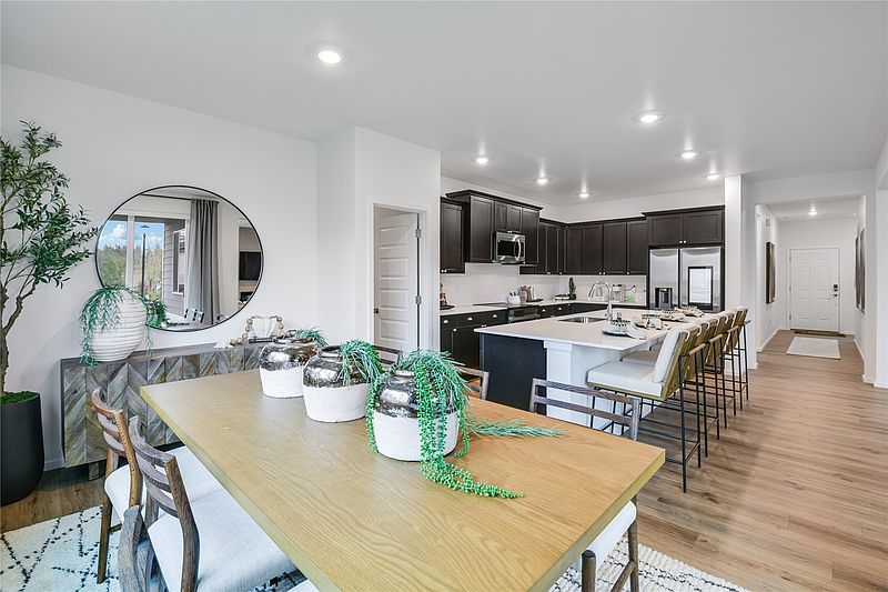 4th image of 4998 Capilano Lane SW