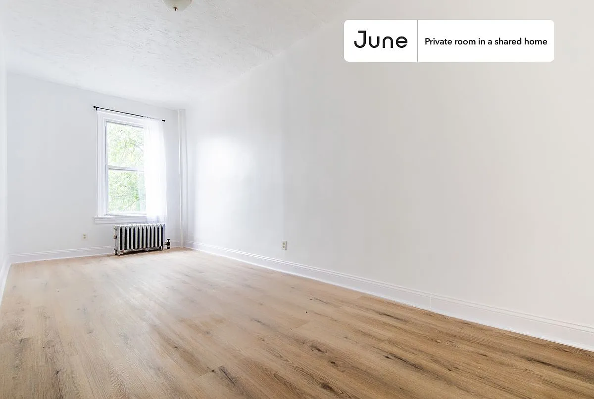 Queen bedroom in 4 bed/1 bath home in Sunset Park #1876 C — Photo 4