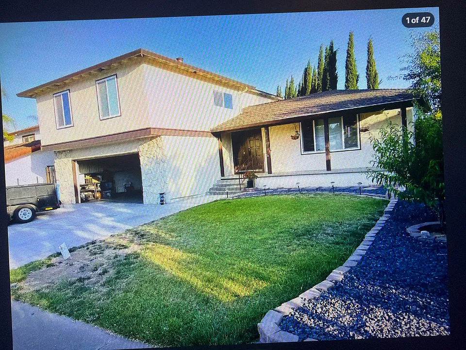 390 London Dr