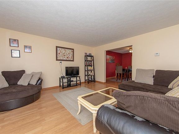 5th image of 11112 Langton Ave
