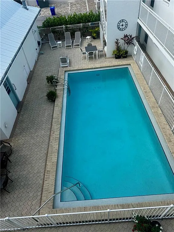 2 bed, 2.0 bath, 916 sqft, $2,400 — Photo 2